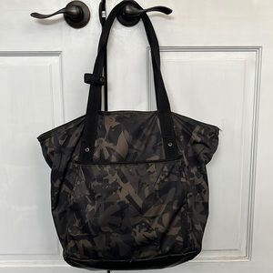 Lululemon live free tote